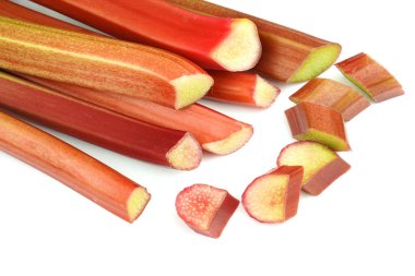                  Beyaz arka planda taze ravent sapları.              