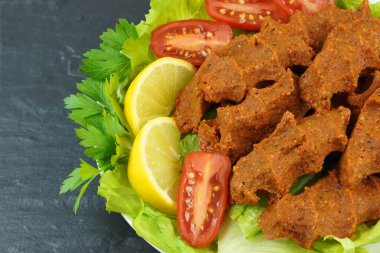              Cig kofte geleneksel Türk baharatlı yemeği. Türk mutfağı.                   