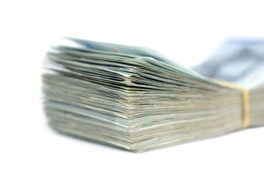            Beyaz arka planda lastik bantla tutturulmuş banknotlar. Para ve finansal konsept.                    