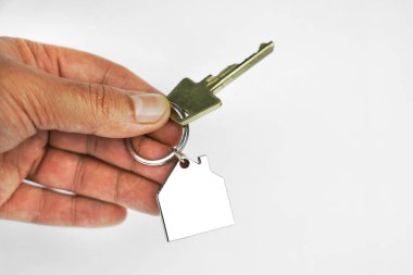 Anahtarı ev şeklindeki metal anahtarlıkla teslim ediyorum.. 