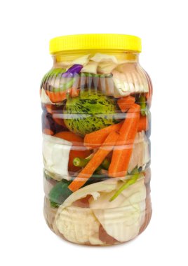 Beyaz arka planda izole edilmiş kavanozlarda sebze turşusu..