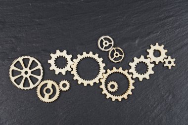               Vites siyah arka planda. Endüstrinin kavramsal imajı, mekanikler, bağlantı veya takım çalışması.                  