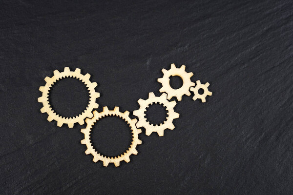               Передачи на черном фоне. Концептуальный имидж промышленности, механики, связи или командной работы.                  