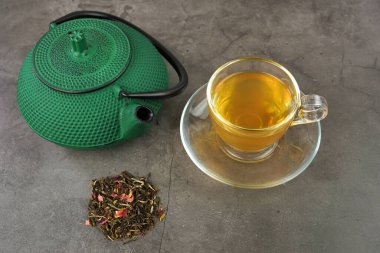                   Kızılcık meyveli beyaz çay ve dökme demir çaydanlık.             