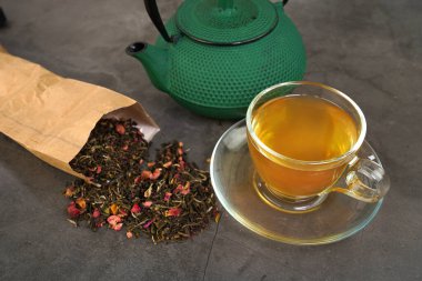                   Kızılcık meyveli beyaz çay ve dökme demir çaydanlık.             