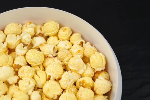 Karamellisiertes Popcorn Auf Schwarzem Hintergrund — Stockfoto
