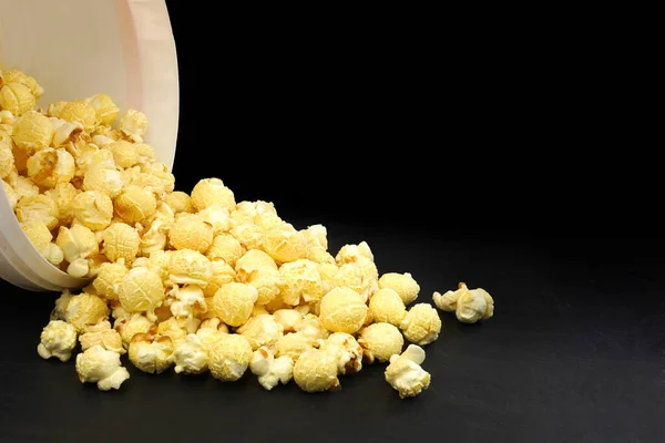 Karamellisiertes Popcorn Auf Schwarzem Hintergrund — Stockfoto