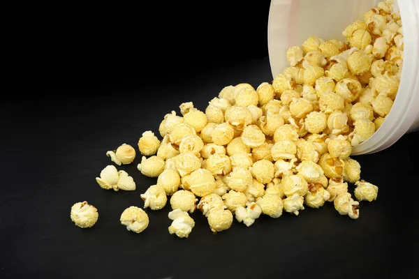 Karamellisiertes Popcorn Auf Schwarzem Hintergrund — Stockfoto