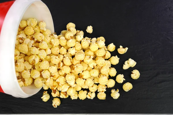 Karamellisiertes Popcorn Auf Schwarzem Hintergrund — Stockfoto