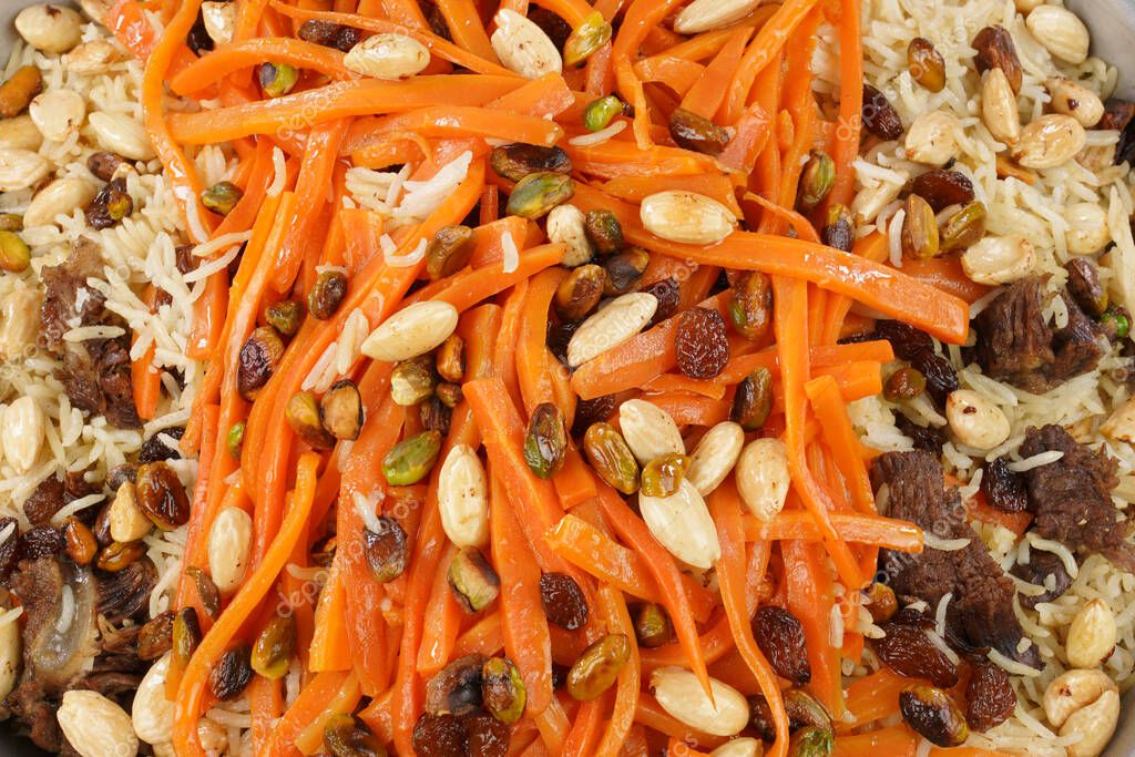 Delicioso y colorido pilaf de arroz afgano (Kabuli Pilaf) con carne de