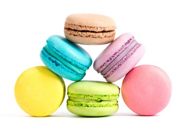 Beyaz arka plan üzerinde renkli Fransız macarons topluluğu