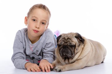 Kız bir köpeğin yanına yatıyor