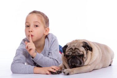 Kız bir köpeğin yanına yatıyor