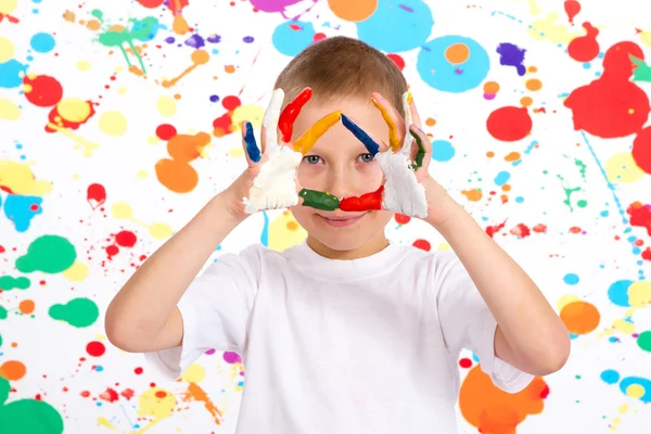 De jongen toont zijn handen geschilderd — Stockfoto