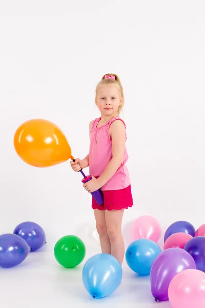 Het meisje wordt opgeblazen een ballon pomp — Stockfoto