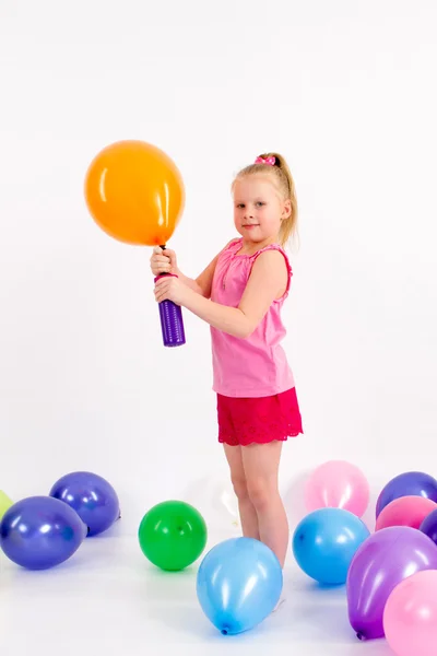 Het meisje wordt opgeblazen een ballon pomp — Stockfoto