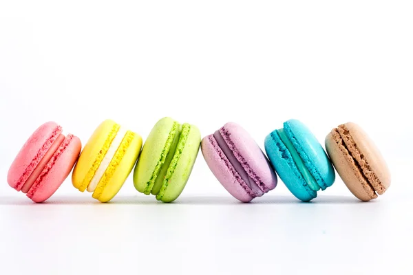 Beyaz arka plan üzerinde renkli Fransız macarons topluluğu — Stok fotoğraf