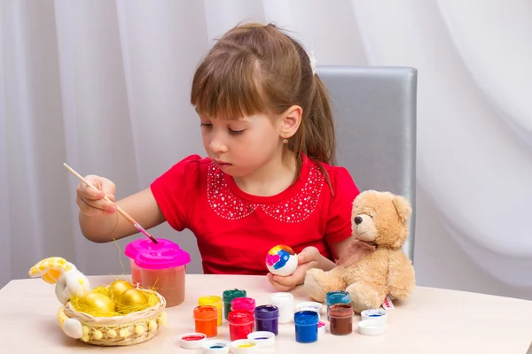 Girl paints eggs — Stock Photo, Image