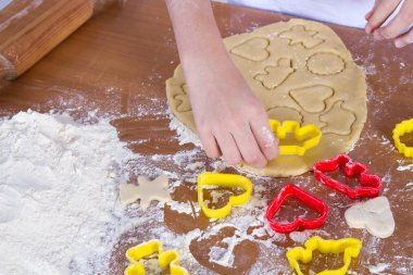 küçük şefler bisküvi yemek, hamur figürler kesmek