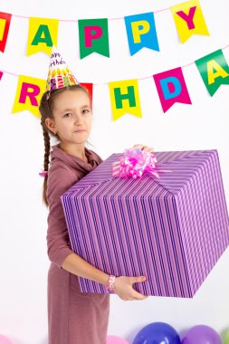 Kız bir hediye el günümde beyaz bir arka plan üzerinde tutarak.