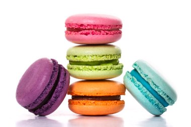 Beyaz backgrou üzerinde parlak renkli Fransız macarons topluluğu