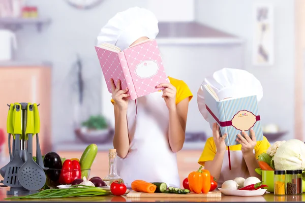 Enfants dans la cuisine commence à cuisiner, regarder la recette — Photo