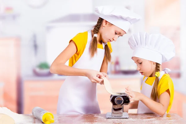 Los niños hacen la masa en la cocina, enrollan un rodillo — Foto de Stock