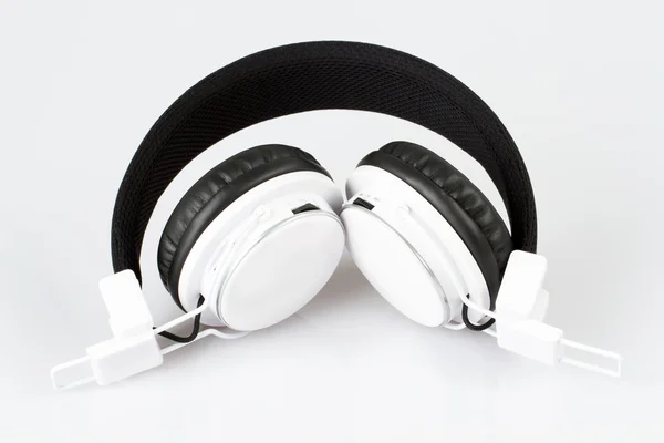 Kopfhörer auf weißem Hintergrund — Stockfoto
