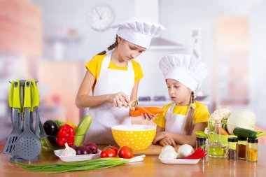 çocuklar mutfakta yemek başlar