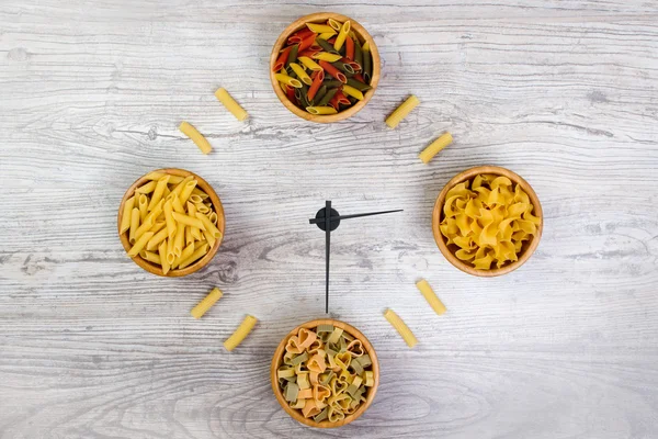 Pasta posato l'orologio su uno sfondo di legno — Foto Stock