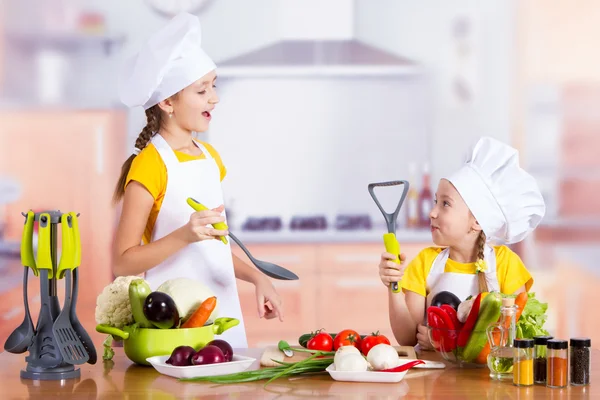 Crianças na cozinha começa a cozinhar — Fotografia de Stock