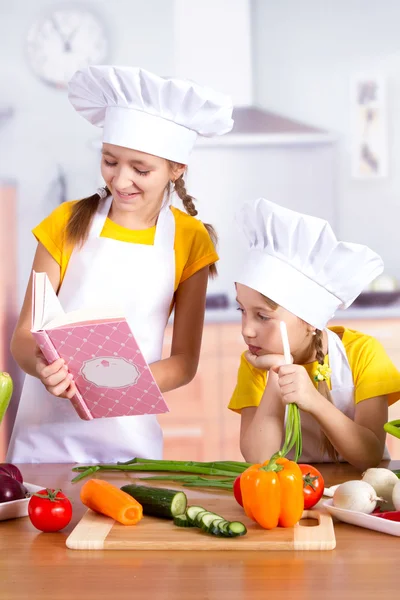 Crianças na cozinha começa a cozinhar, receita de relógio — Fotografia de Stock