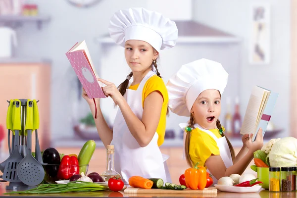 Enfants dans la cuisine commence à cuisiner, regarder la recette — Photo