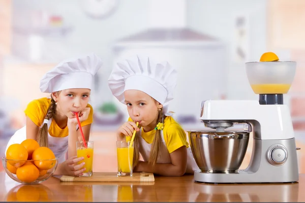 As crianças fazem suco de laranja recentemente espremido — Fotografia de Stock