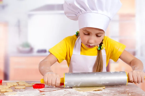 Маленькі кухарі готують печиво, нарізають фігурки тіста — стокове фото