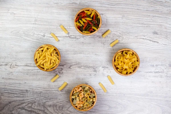 Pasta legte die Uhr auf einen hölzernen Hintergrund — Stockfoto