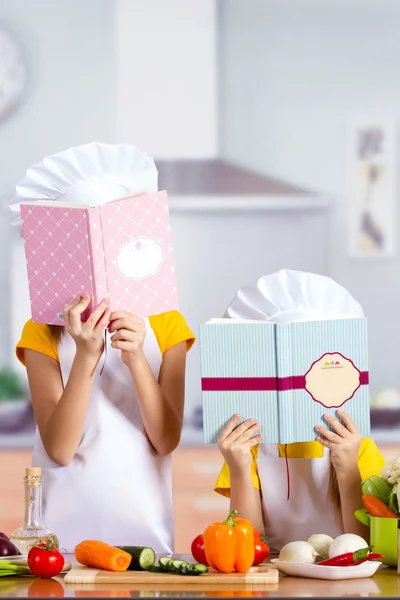 Enfants dans la cuisine commence à cuisiner, regarder la recette — Photo