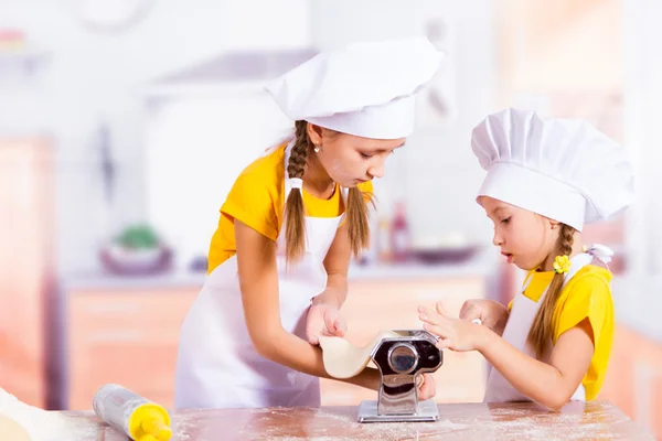 As crianças fazem a massa na cozinha, rolar um rolo — Fotografia de Stock