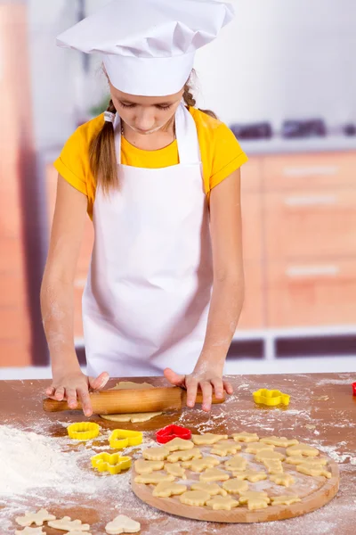 Küçük şefler bisküvi yemek, hamur figürler kesmek — Stok fotoğraf