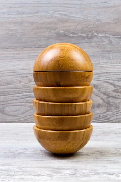 Widok z góry drewniane miski na podłoże drewniane — Zdjęcie stockowe