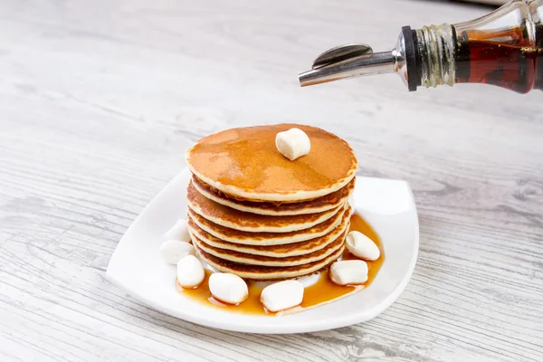 Bir beyaz tabak, ahşap arka plan, akçaağaç şurubu lezzetli gözleme