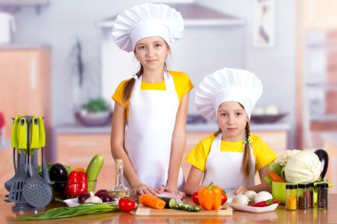 çocuklar mutfakta başlar pişirmek, seyretmek tarifi