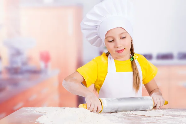 As crianças fazem a massa na cozinha, rolar um rolo — Fotografia de Stock