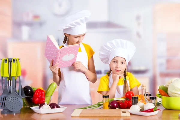 Crianças na cozinha começa a cozinhar, receita de relógio — Fotografia de Stock