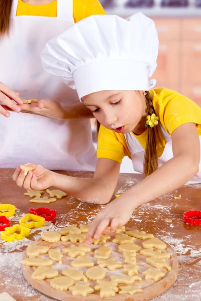 Küçük şefler bisküvi yemek, hamur figürler kesmek — Stok fotoğraf