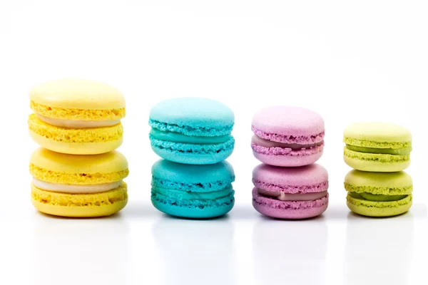 Beyaz backgrou üzerinde parlak renkli Fransız macarons topluluğu — Stok fotoğraf