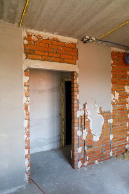 Alçıtaşı sıvası tuğla bir duvara uygulanır. Dairenin duvarları alçılı.