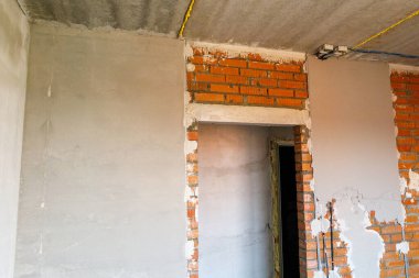 Alçıtaşı sıvası tuğla bir duvara uygulanır. Dairenin duvarları alçılı.