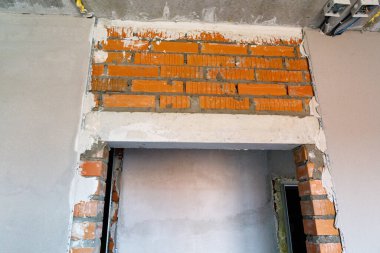 Alçıtaşı sıvası tuğla bir duvara uygulanır. Dairenin duvarları alçılı.