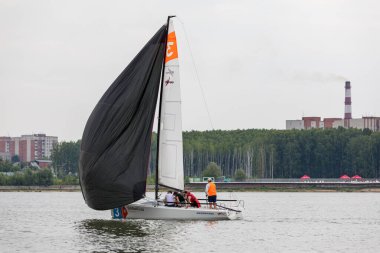 NOVOSIBIRSK, RUSSIA-JUNE 19, 2021: Rusya 'da yelkenli yarışı